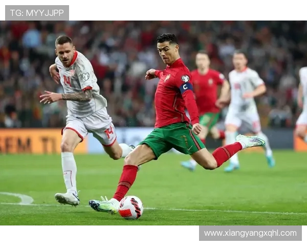 C罗挑战机器人守门员,射门频频被挡出,最后抓住漏洞进球